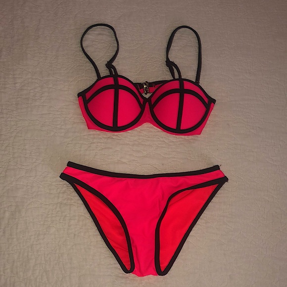 Bikini - Picture 1 of 1